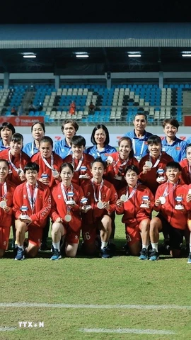 Ban huấn luyện và các cầu thủ nữ Việt Nam. (Ảnh: Minh Quyết/TTXVN)