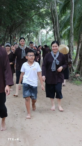 Du khách tham quan, vui chơi tại Khu Du lịch Lan Vương, phường An Hội, tỉnh Vĩnh Long. (Ảnh: Phúc Sơn/TTXVN)