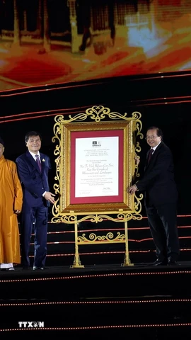 Thứ trưởng Bộ Văn hóa, Thể thao và Du lịch Tạ Quang Đông trao Bằng UNESCO ghi danh Quần thể Di tích và Danh thắng Yên Tử - Vĩnh Nghiêm - Côn Sơn, Kiếp Bạc là Di sản văn hóa thế giới cho 3 địa phương Hải Phòng, Quảng Ninh, Bắc Ninh. (Ảnh: Đức Hiếu/TTXVN)