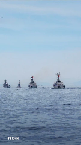 Biên đội máy bay DHC6 và trực thăng săn ngầm Ka28 cùng các biên đội tàu tên lửa tham gia diễu binh tại vùng biển Cam Ranh, tỉnh Khánh Hòa trong Lễ kỷ niệm, diễu binh, diễu hành chào mừng 80 năm Cách mạng tháng Tám thành công và Quốc khánh 2/9. (Ảnh: TTXVN phát)