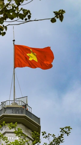 Lá cờ Tổ quốc tung bay trên Cột cờ A Pa Chải. (Ảnh: Xuân Tư/TTXVN)