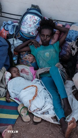 Người dân Ethiopia sơ tán từ vùng chiến sự Tigray tới lánh nạn tại một trại tị nạn ở bang Gedaref, Sudan, ngày 5/12/2020. (Ảnh: AFP/TXTVN)