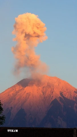 Tro bụi phun lên từ núi lửa Semeru, nhìn từ Lumajang, Đông Java, Indonesia. (Ảnh: THX/TTXVN)