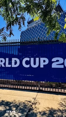 Tấm biển FIFA World Cup trên hàng rào của sân Lincoln Financial Field (Mỹ). (Ảnh: Quang Thịnh/TTXVN)