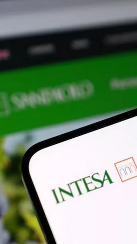 Logo của Ngân hàng Intesa Sanpaolo trên điện thoại. (Nguồn: Reuters)