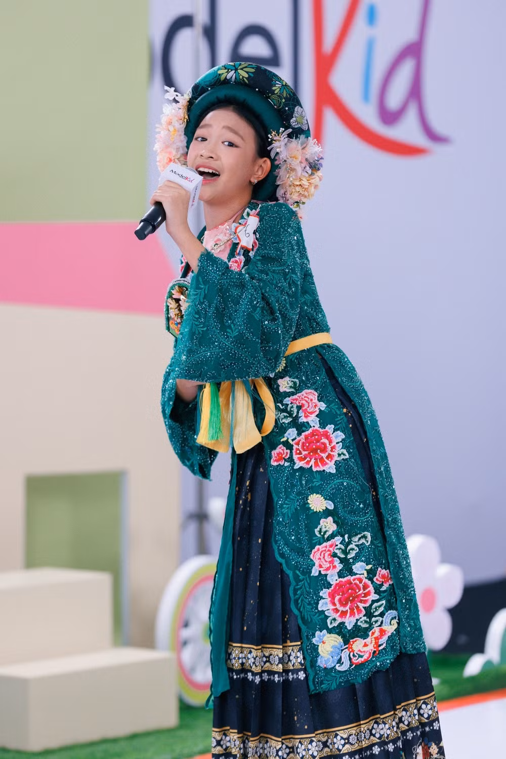 12-o-mot-mau-sac-hoan-toan-khac-truc-anh-mang-den-tiet-muc-co-doi-thuong-ngan-day-cam-xuc1.jpg