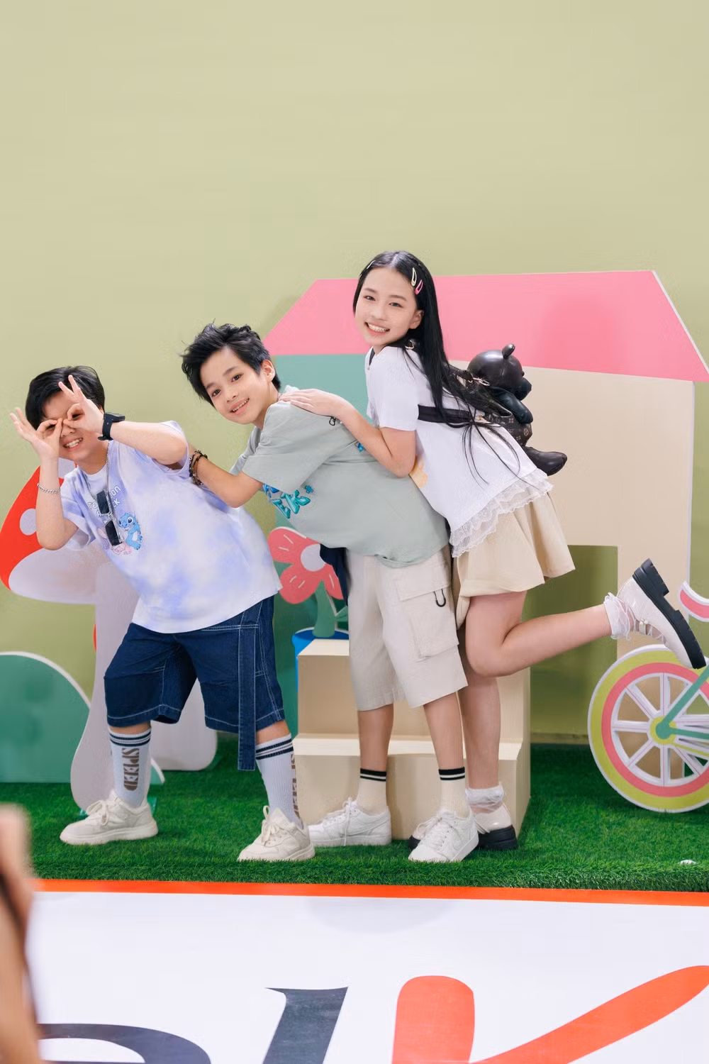 6-sau-khi-hoan-thien-trang-phuc-cac-thi-sinh-chinh-thuc-buoc-vao-thu-thach-photoshoot-voi-hai-noi-dung-gom-chup-nhom-va-chup-ca-nhan4.jpg