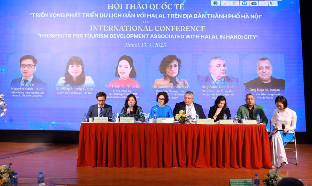 ba-dang-huong-giang-giam-doc-so-du-lich-ha-noi-chia-se-tai-phien-thao-luan-mo-trong-hoi-thao.jpg