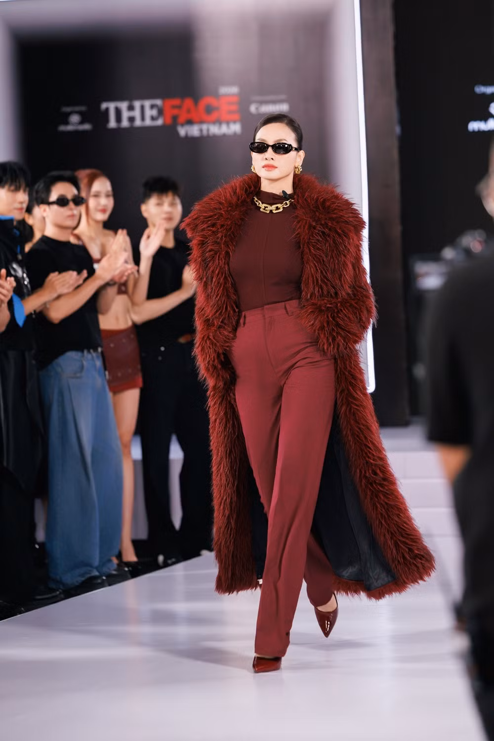 6-man-comeback-cuc-chat-cua-dien-vien-sieu-mau-anh-thu-trong-outfit-long-vu-sac-do-burgundy-quyen-luc.jpg