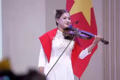 Nghệ sỹ Violin Minh Anh thể hiện các tác phẩm tại đêm Gala Kỷ niệm 81 năm Quốc 81 năm Quốc khánh Việt Nam, 50 năm thiết lập quan hệ ngoại giao Việt Nam-Thái Lan được khách mời và bà con kiều bào hưởng ứng nhiệt tình.(Ảnh: PV/Vietnam+)