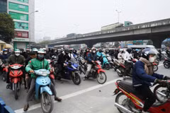 Dòng xe nối đuôi nhau rời Thủ đô trong ngày làm việc cuối trước kỳ nghỉ Tết Bính Ngọ 2026