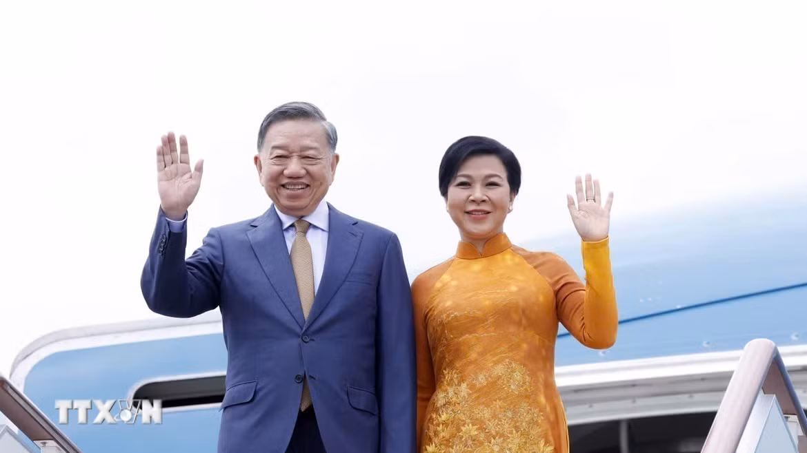 Tổng Bí thư, Chủ tịch nước Tô Lâm và Phu nhân tới sân bay Vnukovo, Moskva, Liên bang Nga. (Ảnh: Thống Nhất/TTXVN)