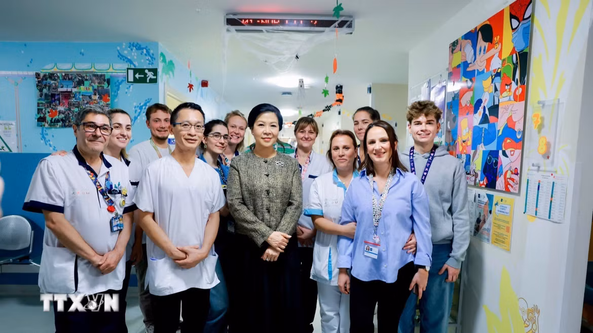 Bà Ngô Phương Ly, Phu nhân Tổng Bí thư, Chủ tịch nước với cán bộ, nhân viên Bệnh viện Nhi Đại học Hoàng hậu Fabiola (HUDERF). (Ảnh: TTXVN phát)
