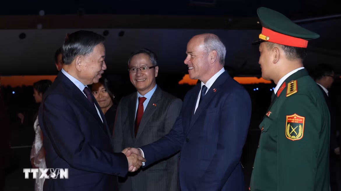Quan chức Chính phủ Canada và cán bộ, nhân viên Đại sứ quán Việt Nam đón Tổng Bí thư, Chủ tịch nước Tô Lâm tại sân bay quốc tế Mcdonald-Cartier, Ottawa. (Ảnh: Thống Nhất/TTXVN)