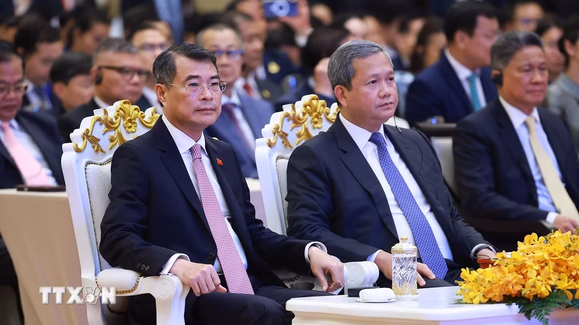 Thủ tướng Lê Minh Hưng và Thủ tướng Campuchia Hun Manet tham dự Diễn đàn Doanh nghiệp Việt Nam-Campuchia 2026. (Ảnh: Dương Giang/TTXVN)