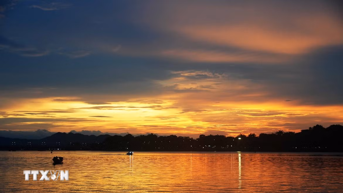 Bức tranh hoàng hôn êm đềm, huyền ảo trên sông Hương, thành phố Huế. (Ảnh: Nguyên Lý/TTXVN)