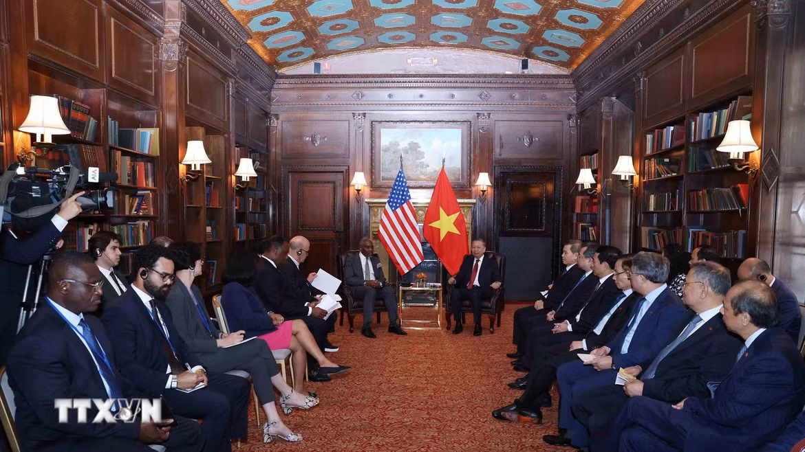 Tổng Bí thư, Chủ tịch nước Tô Lâm tiếp Hạ nghị sỹ Gregory Meeks, thành viên cao cấp Ủy ban Đối ngoại, Ủy ban Dịch vụ tài chính Hạ viện cùng một số Hạ nghị sỹ khác của Hoa Kỳ. (Ảnh: Thống Nhất/TTXVN)