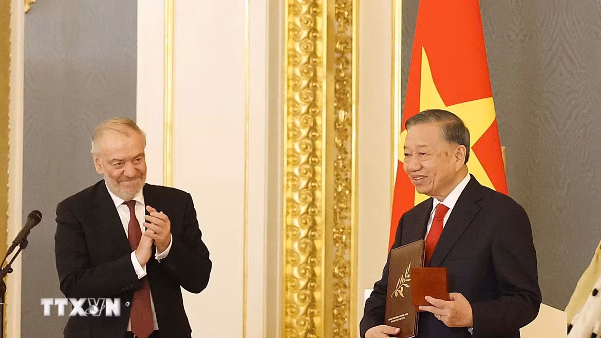 Nghệ sỹ Nhân dân Liên bang Nga Valery Gergiev, Chủ tịch Hội đồng Giám khảo Giải thưởng Hòa bình Lev Tolstoy trao Giải thưởng Hoà bình Lev Tolstoy năm 2026 cho Tổng Bí thư, Chủ tịch nước Tô Lâm. (Ảnh: Thống Nhất/TTXVN)