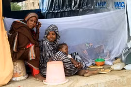 Phụ nữ và trẻ em sơ tán tránh xung đột và lũ lụt tới khu lều tạm ở Kassala, Sudan hồi tháng 8/2024. (Nguồn: Getty Images/TTXVN) 