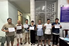 Các đối tượng tham gia đánh bạc bị tạm giữ tại cơ quan chức năng. (Nguồn: TTXVN) 