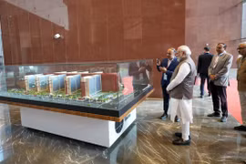 Thủ tướng Ấn Độ Narendra Modi (thứ 2, trái) dự lễ khai trương Sàn giao dịch kim cương Surat, ngày 17/12/2023. (Nguồn: ANI/TTXVN)