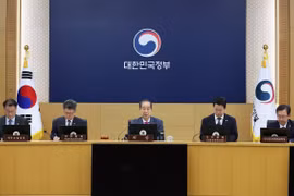 Ông Han Duck Soo (giữa) chủ trì một cuộc họp tại Sejong hồi đầu tháng 12/2024. (Nguồn: YONHAP/TTXVN) 