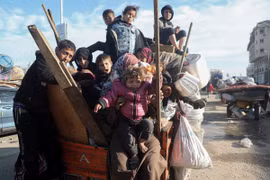 Người dân Palestine trở về nhà tại Gaza ngày 27/1/2025. (Nguồn: THX/TTXVN)