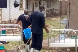 Nhân viên y tế làm việc tại trung tâm điều trị bệnh nhân mắc Ebola ở bệnh viện Mubende, Uganda. (Nguồn: THX/TTXVN)