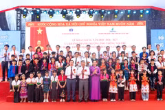Các đại biểu chụp ảnh lưu niệm với thầy cô và các em học sinh của Trường Phổ thông dân tộc nội trú Liên cấp Tiểu học và THCS Petrovietnam - Phong Thổ. (Ảnh: PV/Vietnam+)