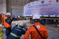 Hạ đặt thành công rotor tổ máy số 1, Dự án thủy điện Hòa Bình mở rộng. (Ảnh: TTXVN)
