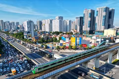 Tuyến đường sắt đô thị Cát Linh-Hà Đông (Hà Nội)-tuyến đường sắt đô thị đầu tiên của cả nước trở thành phương tiện đi lại hằng ngày của đông đảo người dân Thủ đô. (Ảnh: Tuấn Anh/TTXVN)