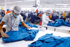 May hàng xuất khẩu sang tại Công ty cổ phần may Hưng Việt, tỉnh Hưng Yên. (Ảnh: Trần Việt/TTXVN)