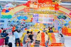 Người dân mua sắm hàng Tết tại siêu thị. (Ảnh: Đức Duy/Vietnam+)