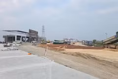 Một trạm dừng nghỉ đang được thi công. (Ảnh: PV/Vietnam+)