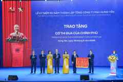 Nhân dịp kỷ niệm 60 năm ngày thành lập, Tổng Công ty May Hưng Yên đã được trao tặng Cờ thi đua của Chính phủ. (Ảnh: PV/Vietnam+)