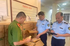 Lực lượng chức năng của Hà Nội thu giữ bánh Trung thu không rõ nguồn gốc. (Ảnh: PV/Vietnam+)