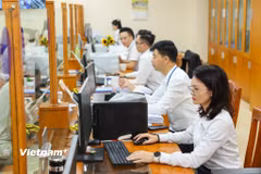 Cán bộ Trung tâm Phục vụ hành chính công chuẩn bị mọi nguồn lực để thực hiện cải cách hành chính. (Ảnh: Minh Sơn/Vietnam+)