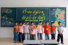 Các em học sinh Trường Phổ thông Nội trú Tiểu học & Trung học cơ sở PETROVIETNAM - Phong Thổ háo hức trước lễ khai giảng năm học mới. (Ảnh: CTV)