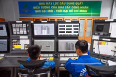 Nhân sự làm việc tại Phòng Điều khiển Trung tâm của Nhà máy lọc dầu Dung Quất do BSR quản lý, vận hành. (Ảnh: PV/Vietnam+)
