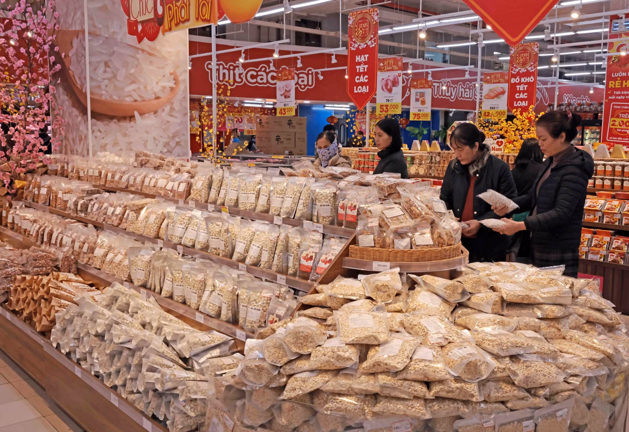 Khách hàng mua sắm tại Big C Long Biên (Hà Nội). (Ảnh: Trần Việt/TTXVN)