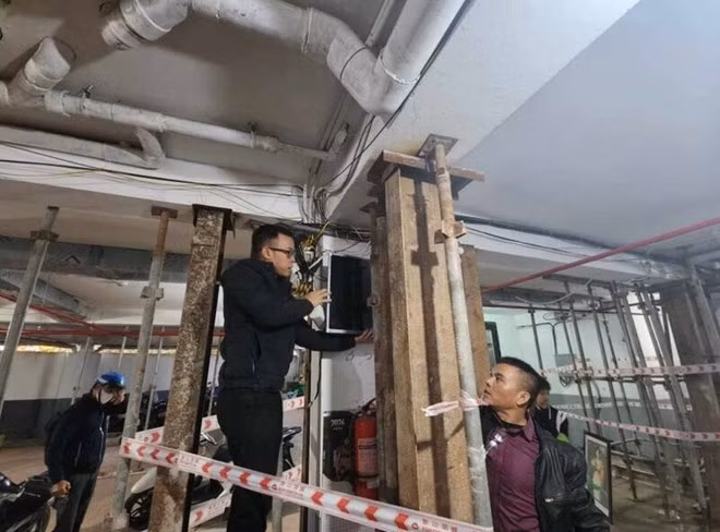 "Chung cư mini" tại số 22 ngách 236/17 đường Khương Đình, Thanh Xuân (Hà Nội) có dấu hiệu nứt toác. (Nguồn: Lao Động)
