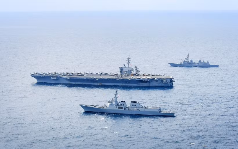 Tàu khu trục Seoae Ryu Seong-ryong của Hàn Quốc, tàu sân bay chạy bằng năng lượng hạt nhân USS Theodore Roosevelt của Mỹ và tàu khu trục Ariake của Nhật Bản tham gia cuộc tập trận chung ngoài khơi đảo Jeju (Hàn Quốc), ngày 11/4/2024. (Ảnh: Yonhap/TTXVN)