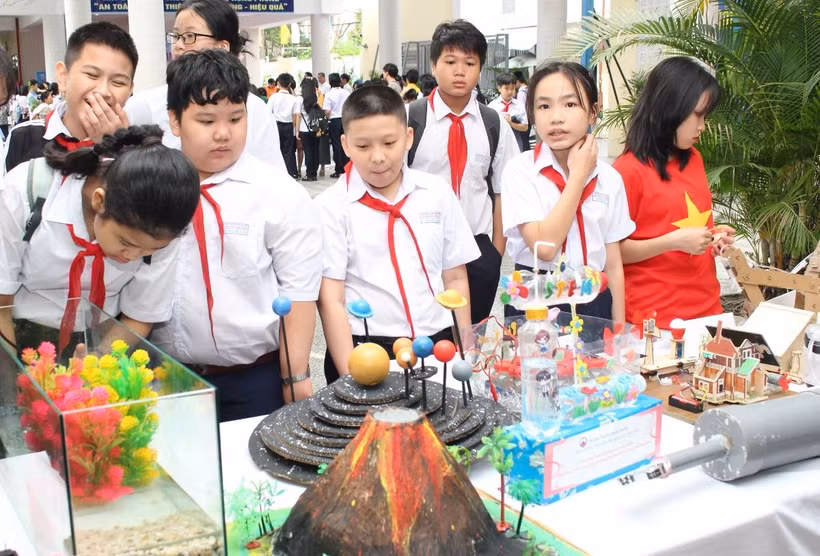 Học sinh trường Trung học Cơ sở Lê Hồng Phong tham quan các mô hình tham gia dự án STEM tại trường Đại học Sư phạm Kỹ thuật-Đại học Đà Nẵng. (Ảnh: Văn Dũng/TTXVN)