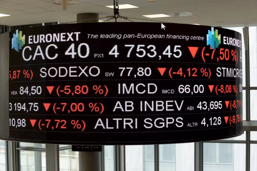 Bảng điện tử hiện thị chỉ số CAC 40 tại La Defense (Pháp). (Ảnh: AFP/TTXVN)