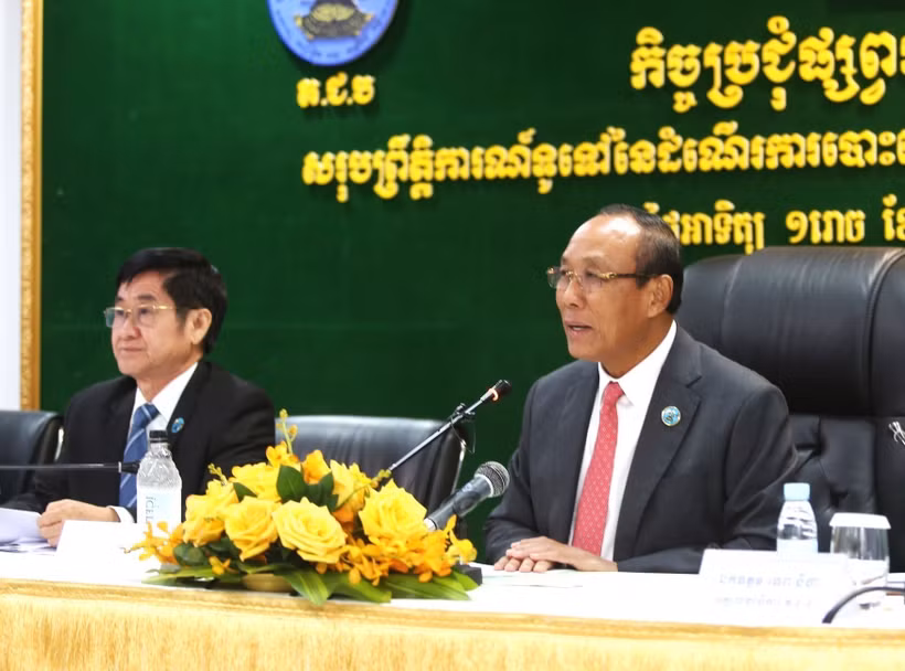 Ông Prach Chan, Chủ tịch NEC trả lời câu hỏi của báo giới tại cuộc họp báo về hoạt động bầu cử Thượng viện Campuchia khóa V, ngày 25/2/2024. (Ảnh: Hoàng Minh/TTXVN)