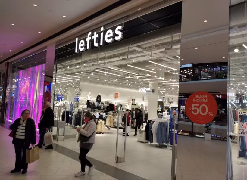 Tập đoàn Inditex, chủ sở hữu của Zara, đang mở rộng thương hiệu Lefties giá rẻ tập trung vào Gen Z. (Nguồn: Reuters)