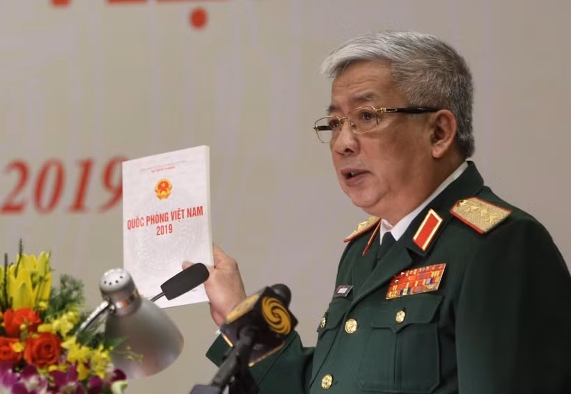 Thượng tướng Nguyễn Vịnh, Thứ trưởng Bộ Quốc phòng giới thiệu nội dung Sách trắng Quốc phòng và cuốn Sách ảnh. (Ảnh: Dương Giang/TTXVN)