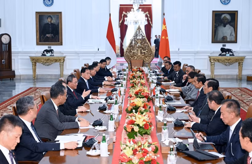 Tổng thống Indonesia Joko Widodo (thứ năm, phải) và Thủ tướng Trung Quốc Lý Cường (thứ năm, trái) tại cuộc hội đàm ở Jakarta, hồi tháng Chín năm ngoái. (Ảnh: THX/TTXVN)