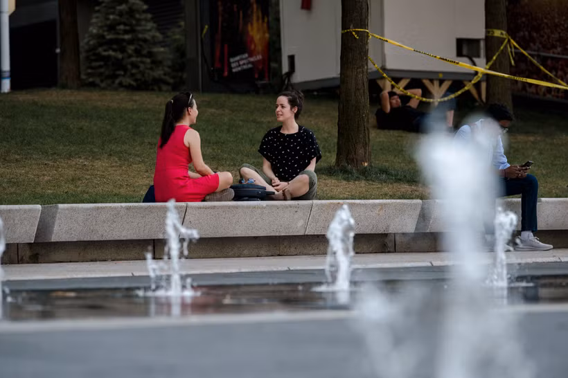 Người dân bên đài phun nước tại Montreal, Quebec (Canada). (Ảnh: AFP/TTXVN)