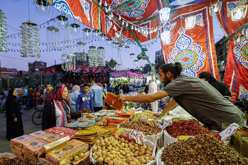 Người dân mua sắm tại một chợ ở Cairo (Ai Cập). (Ảnh: AFP/TTXVN)